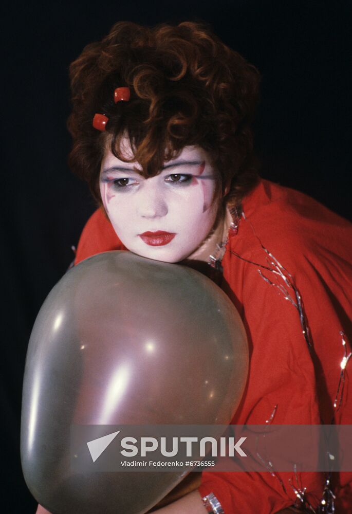 Hairdo and makeup from Valentin Yudashkin