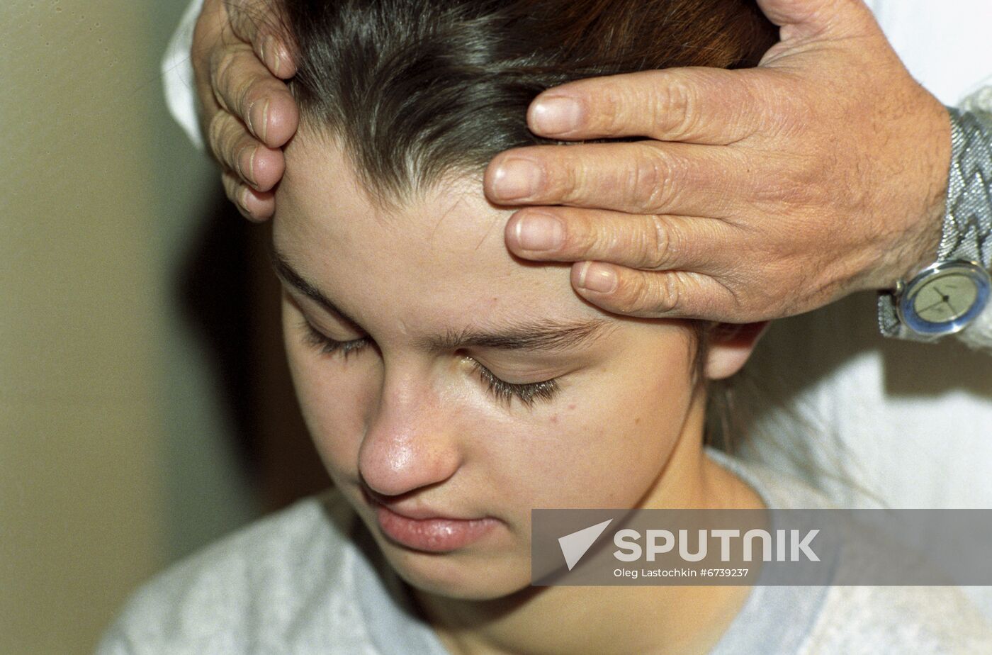 Diagnosing patient's condition by examining her eye iris