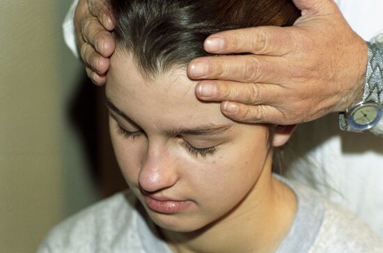 Diagnosing patient's condition by examining her eye iris