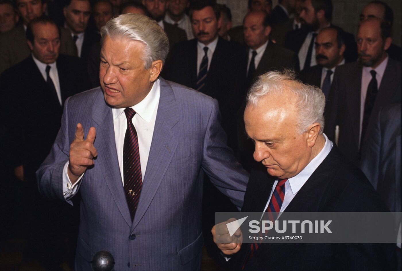 Boris Yeltsin meets with Eduard Shevardnadze