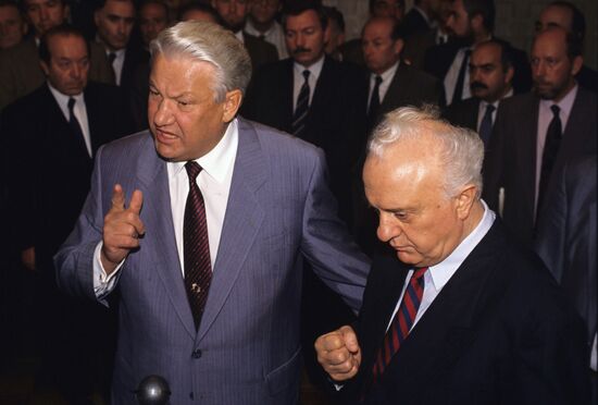 Boris Yeltsin meets with Eduard Shevardnadze