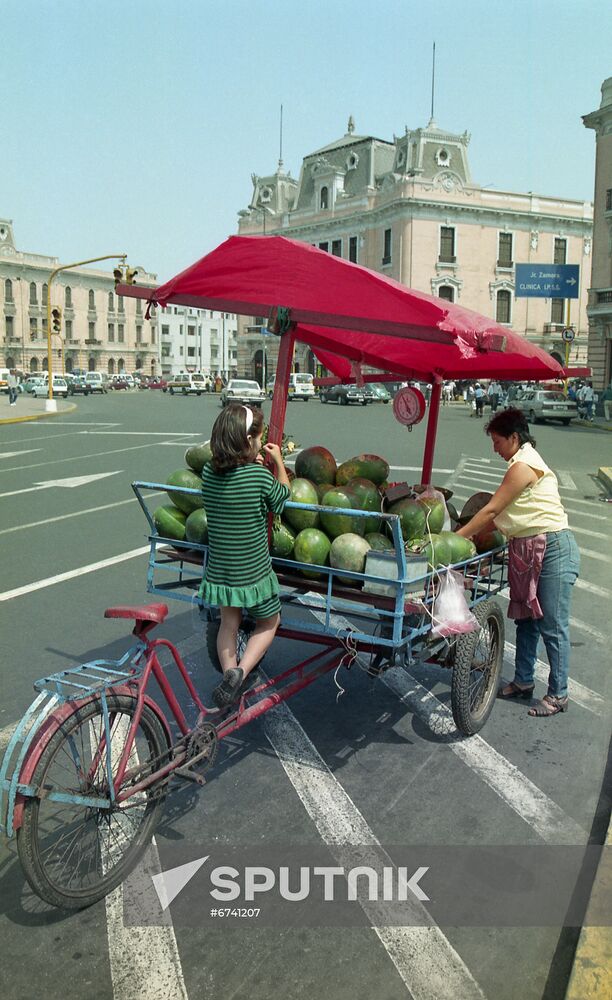 Street fruit salesperson in Peru