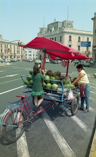 Street fruit salesperson in Peru