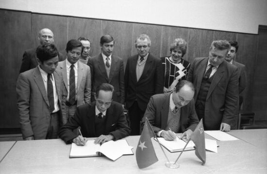Signing cooperation agreement between USSR and Vietnam