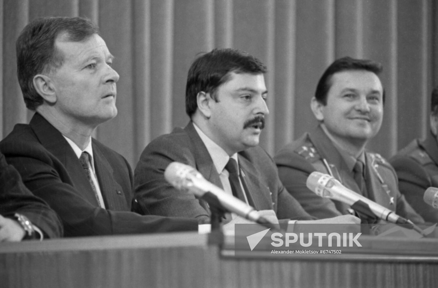 News conference with Soviet-French crew of Soyuz-TM6 spacecraft