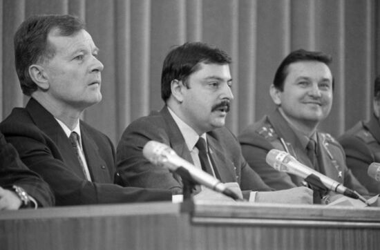 News conference with Soviet-French crew of Soyuz-TM6 spacecraft