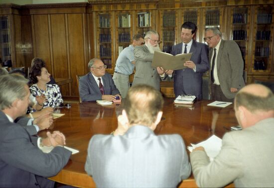UNESCO Director-General Federico Mayor Zaragoza visits USSR