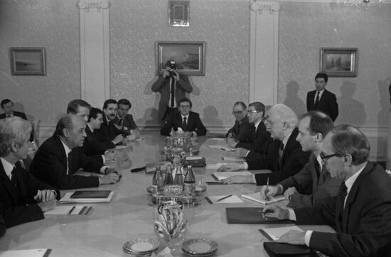 Spanish Foreign Minister Francisco Fernandez Ordonez visits Soviet Union