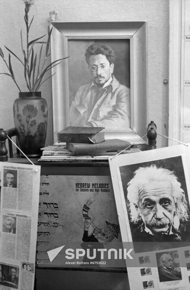 First public Jewish library