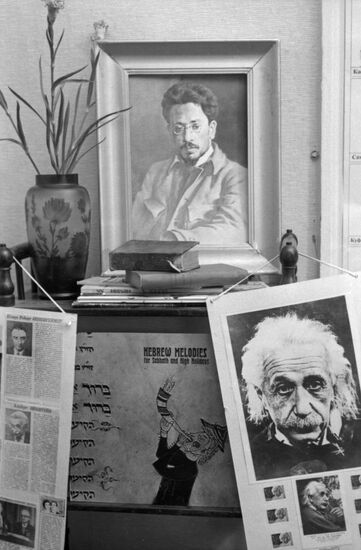 First public Jewish library