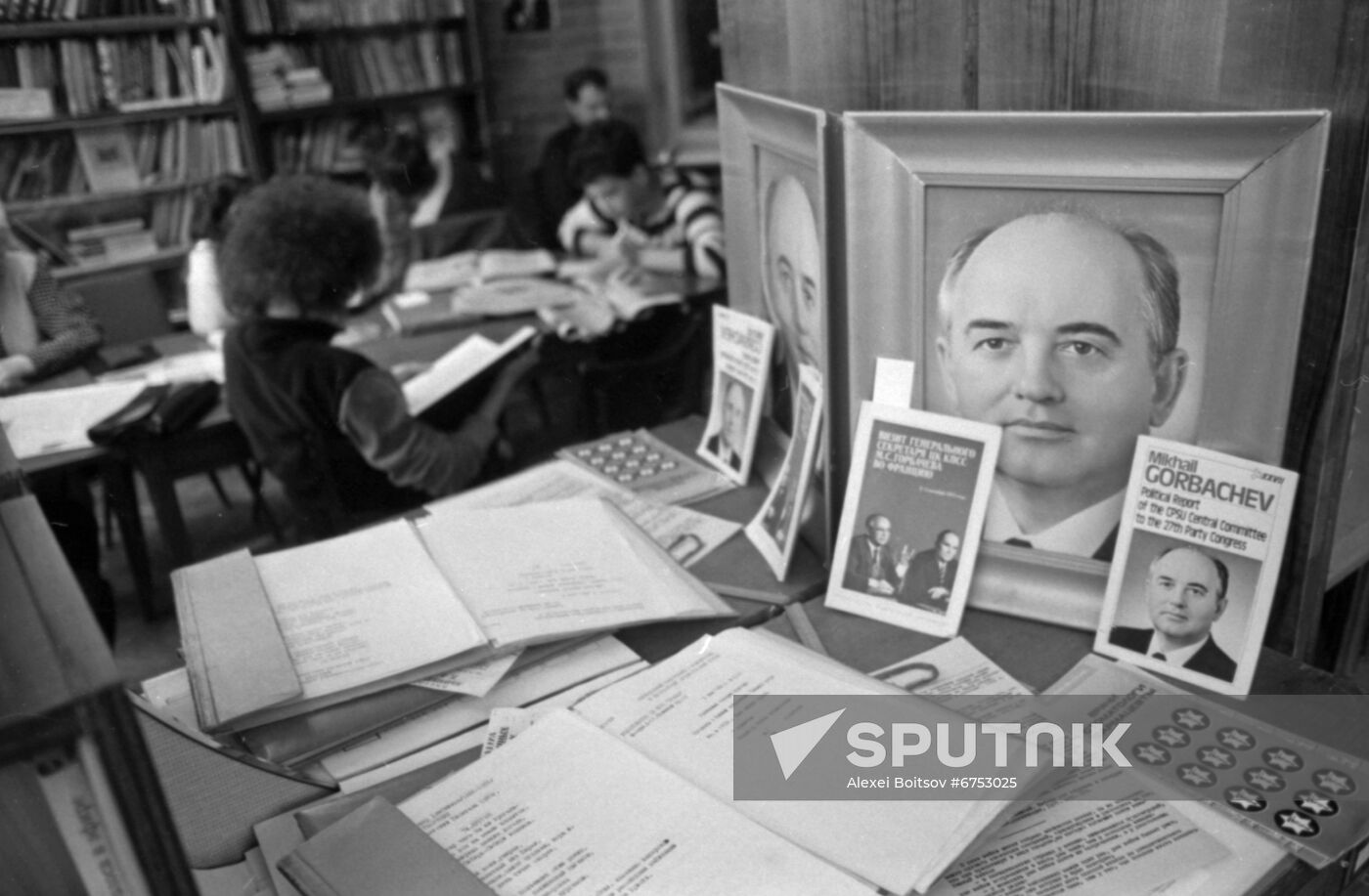 First public Jewish library
