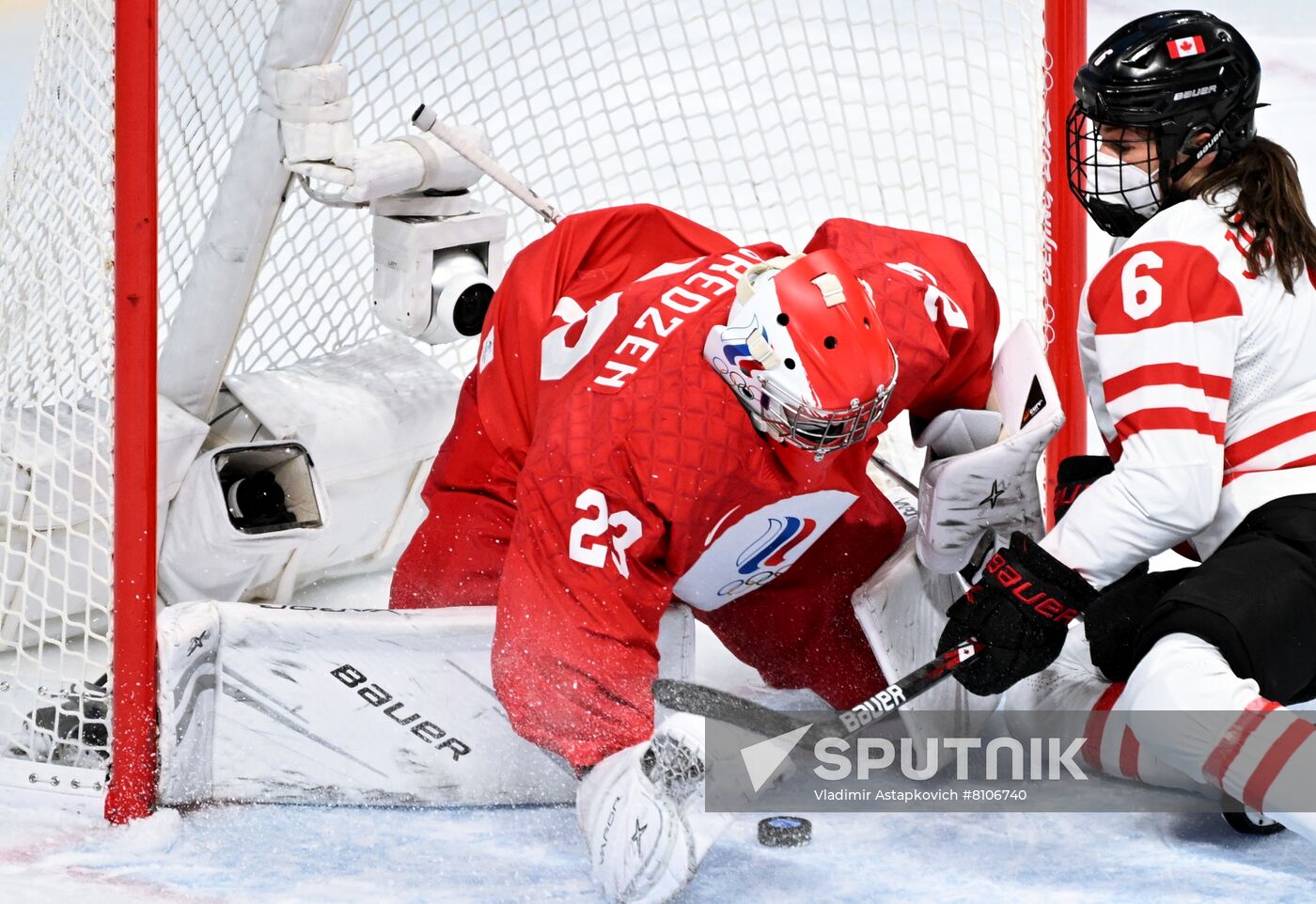 Canada's Rebecca Johnston, right, tries to score in the ice hockey women's preliminary round group A match between the Russian Olympic Committee's team and Canada during the Beijing 2022 Winter Olympic Games at Wukesong Sports Centre in Beijing, China. Russian Olympic Committee's goaltender Daria Gredzen, is at left. Location: China, Beijing. Author: Vladimir Astapkovich/Sputnik. China Olympics 2022 Ice Hockey Women ROC - Canada