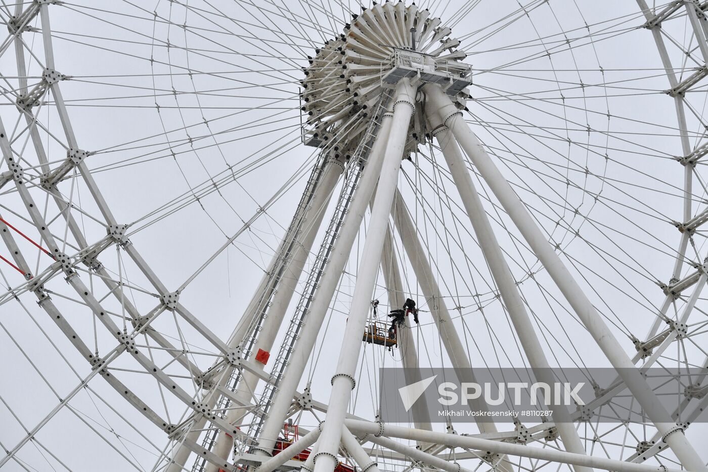 Construction of Sun of Moscow Ferris Wheel