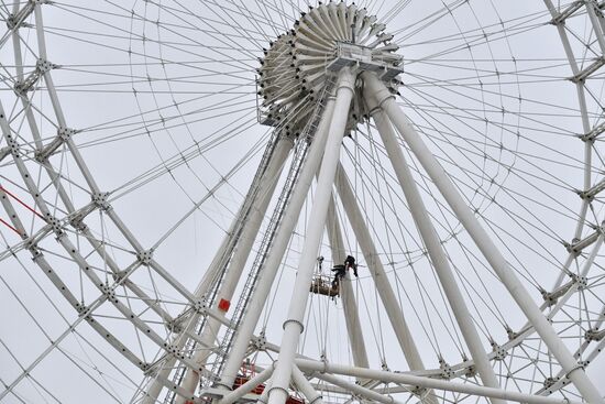 Construction of Sun of Moscow Ferris Wheel