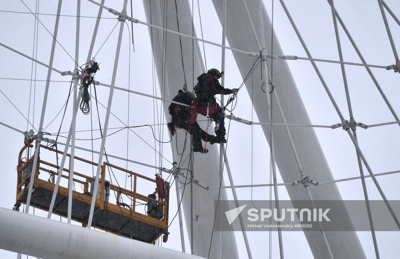 Construction of Sun of Moscow Ferris Wheel
