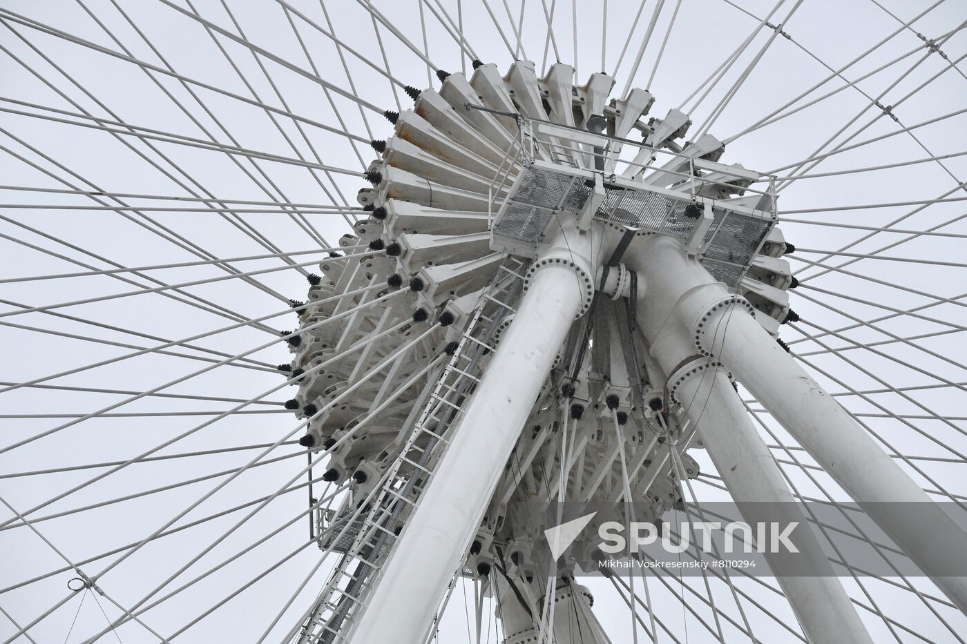 Construction of Sun of Moscow Ferris Wheel