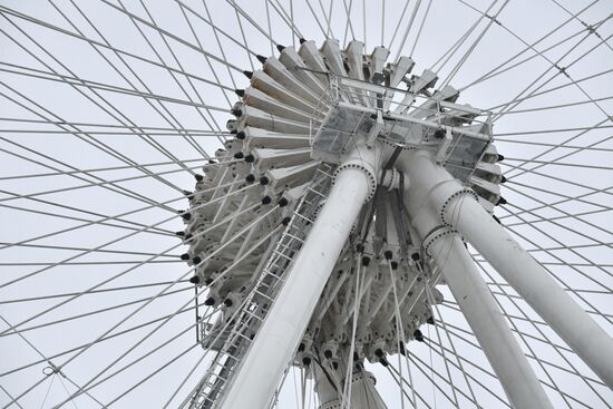 Construction of Sun of Moscow Ferris Wheel