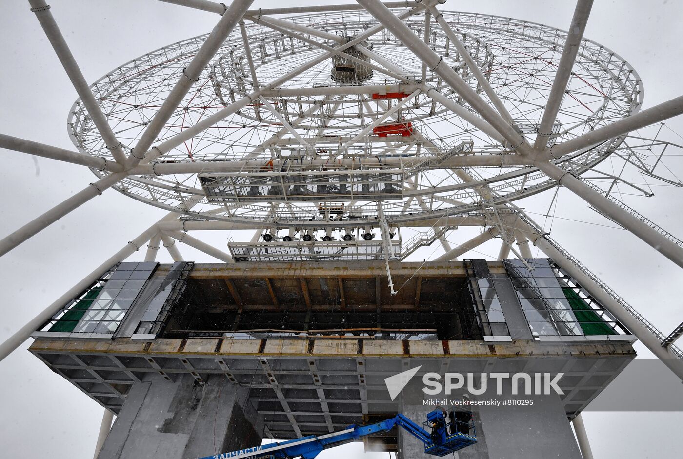 Construction of Sun of Moscow Ferris Wheel