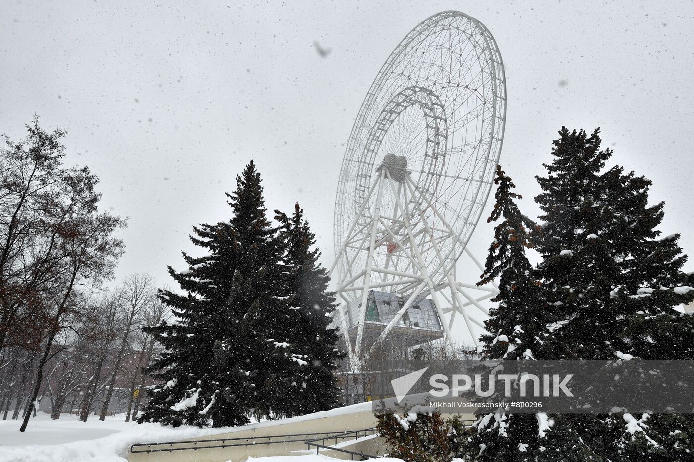 Construction of Sun of Moscow Ferris Wheel