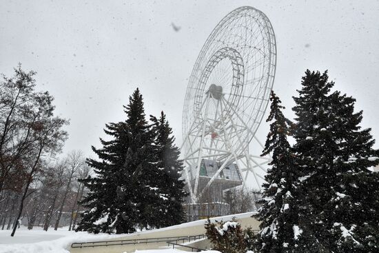 Construction of Sun of Moscow Ferris Wheel