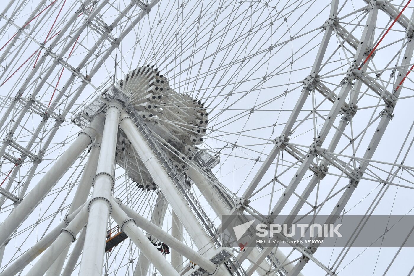 Construction of Sun of Moscow Ferris Wheel