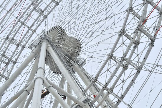 Construction of Sun of Moscow Ferris Wheel