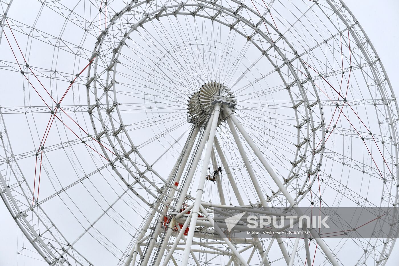 Construction of Sun of Moscow Ferris Wheel