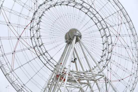 Construction of Sun of Moscow Ferris Wheel