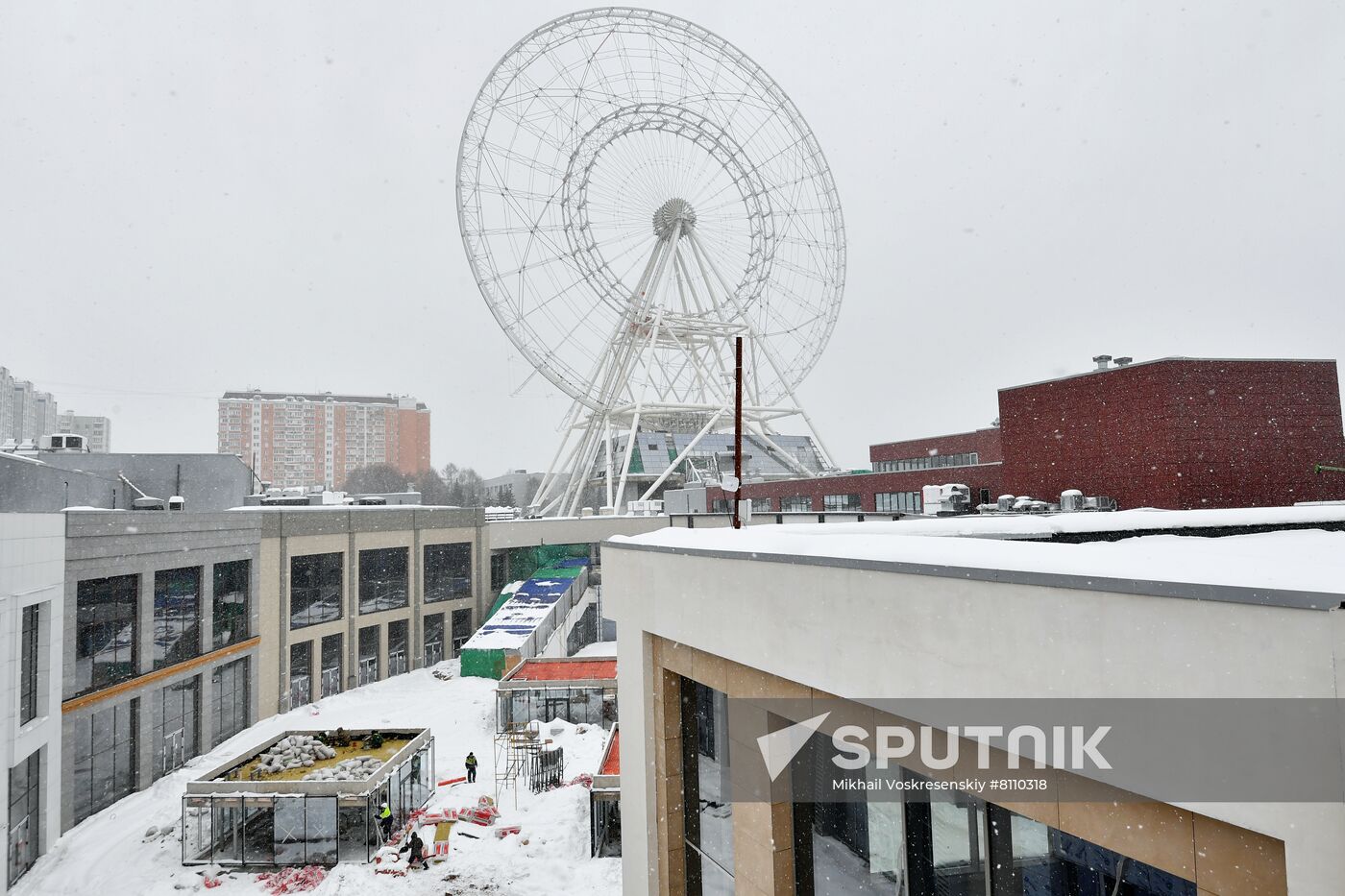 Construction of Sun of Moscow Ferris Wheel