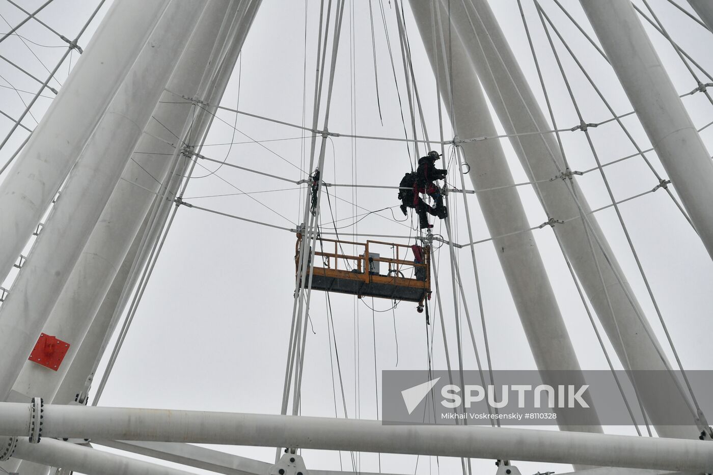 Construction of Sun of Moscow Ferris Wheel