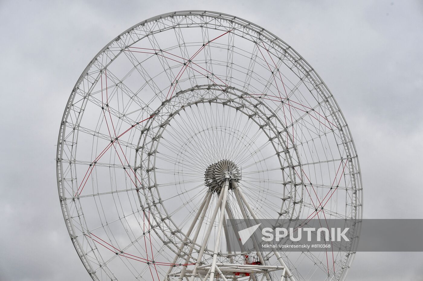 Construction of Sun of Moscow Ferris Wheel