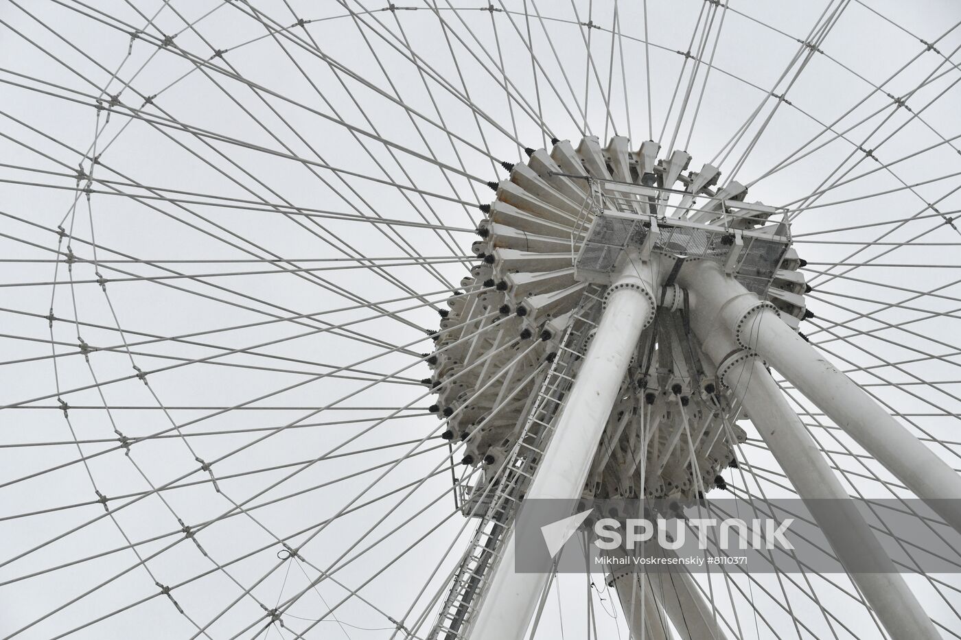 Construction of Sun of Moscow Ferris Wheel