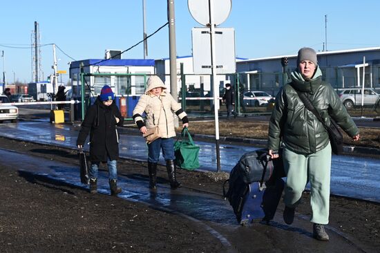 Russia Ukraine DPR Tension Refugees