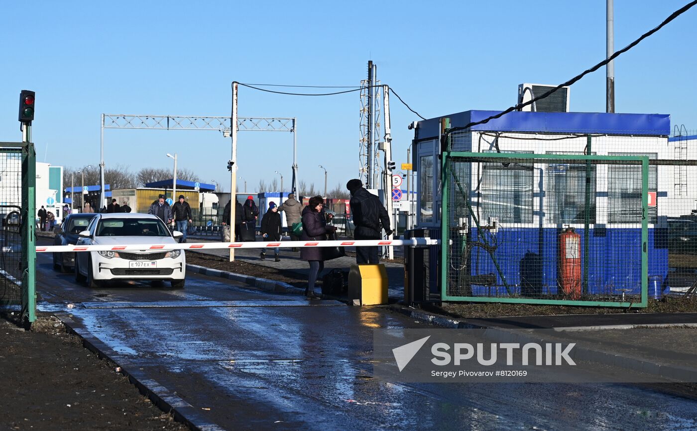 Russia Ukraine DPR Tension Refugees