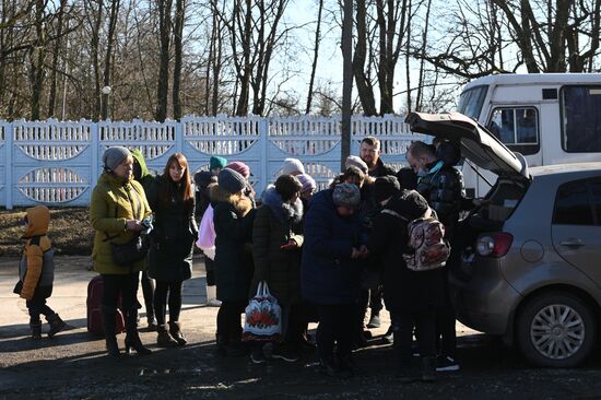 Russia Ukraine DPR Tension Refugees