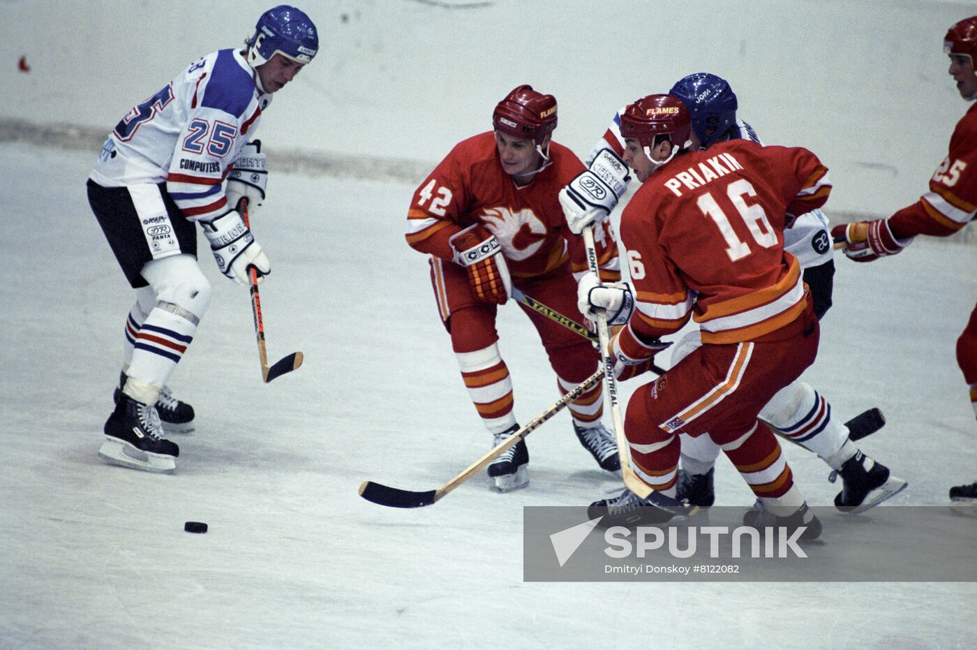 Soviet hockey players Sergei Makarov and Sergei Pryakhin