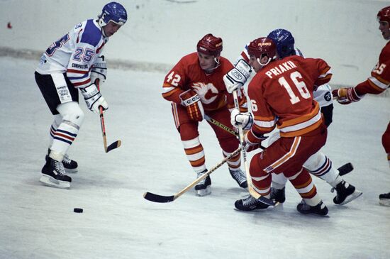 Soviet hockey players Sergei Makarov and Sergei Pryakhin