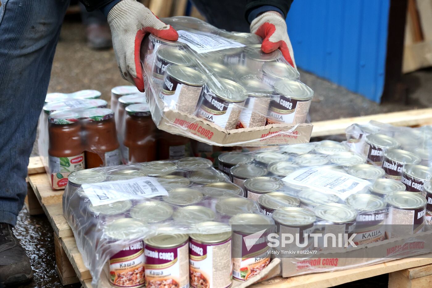 Russia Ukraine Evacuees Humanitarian Aid