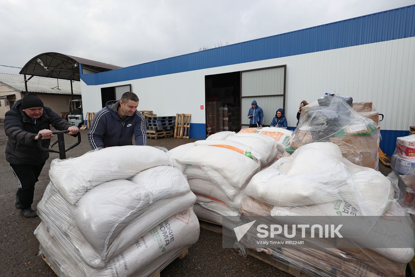 Russia Ukraine Evacuees Humanitarian Aid