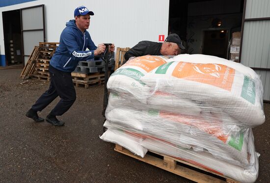 Russia Ukraine Evacuees Humanitarian Aid