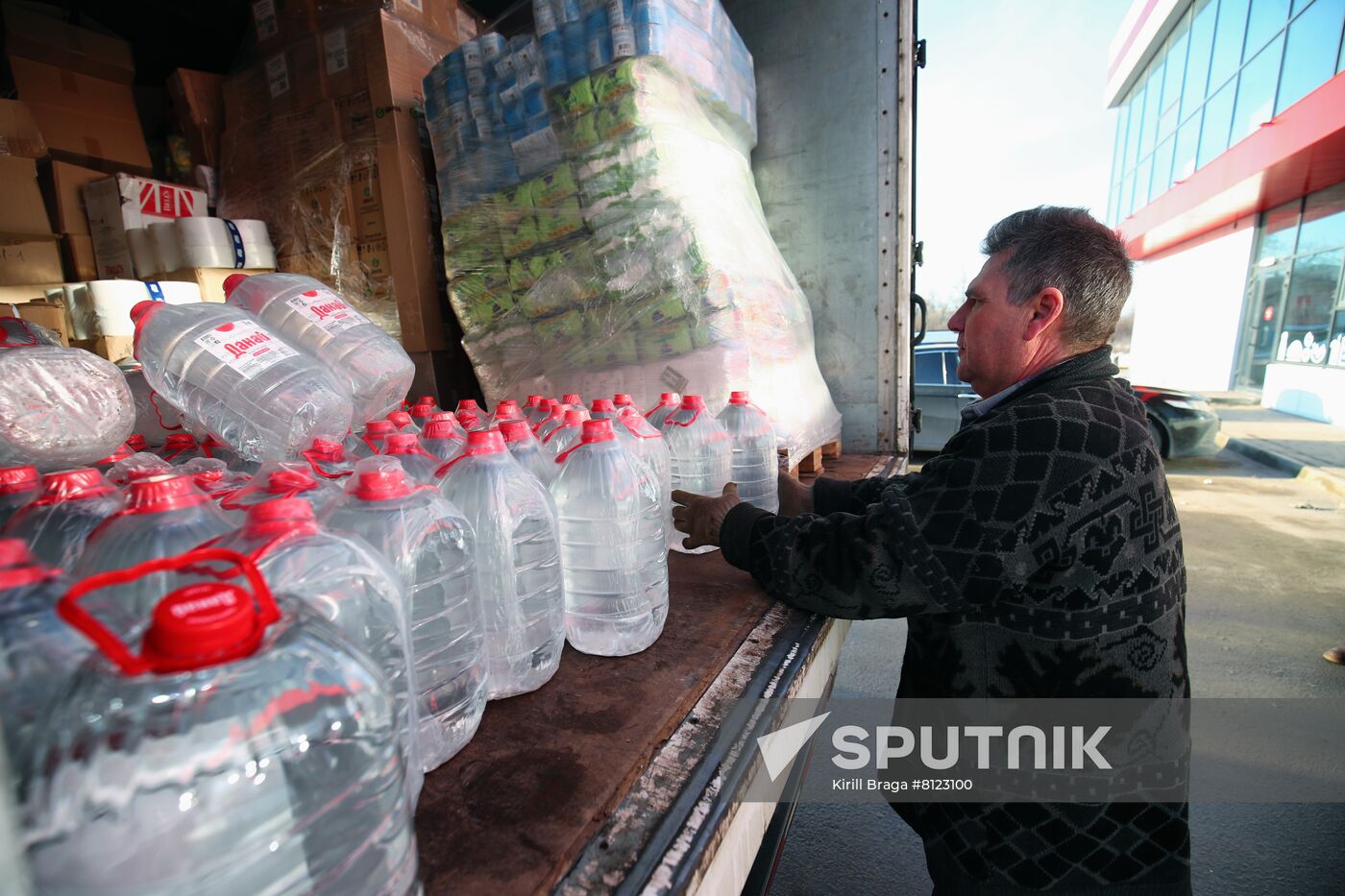 Russia Ukraine Evacuees Humanitarian Aid