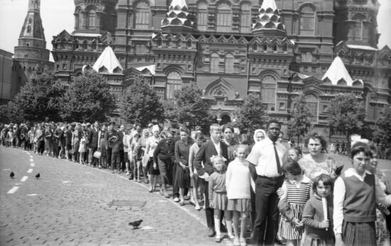 Visitors line up to Vladimir Lenin Mausoleum