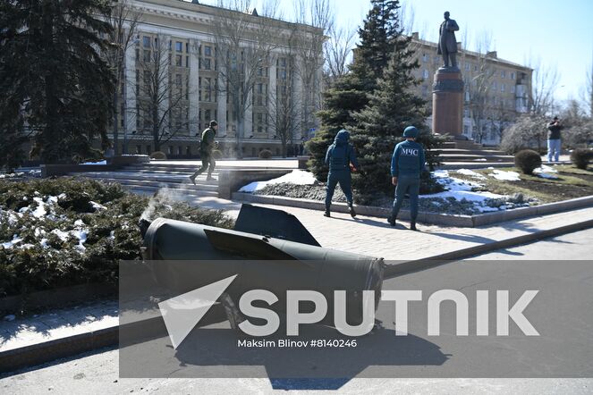 Emergency Situations Ministry officers walk near a fragment of a Ukrainian Tochka-U missile which had been shot down near the Government House in the city center during a recent shelling in Donetsk, Donetsk People's Republic. The Donetsk authorities reported, according to preliminary data, 20 people died and nine were injured. Location: Donetsk People's Republic, Donetsk. Author: Maksim Blinov/Sputnik. DPR Shelling Aftermath