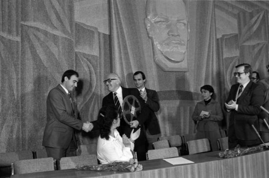 Handing over Soviet documentary to Chilean public