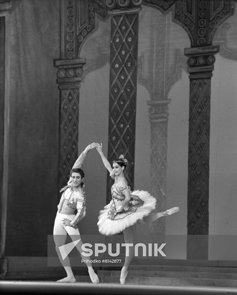 Australian dancers Marilyn Rowe and Kelvin Coe on stage of State Academic Bolshoi Theater