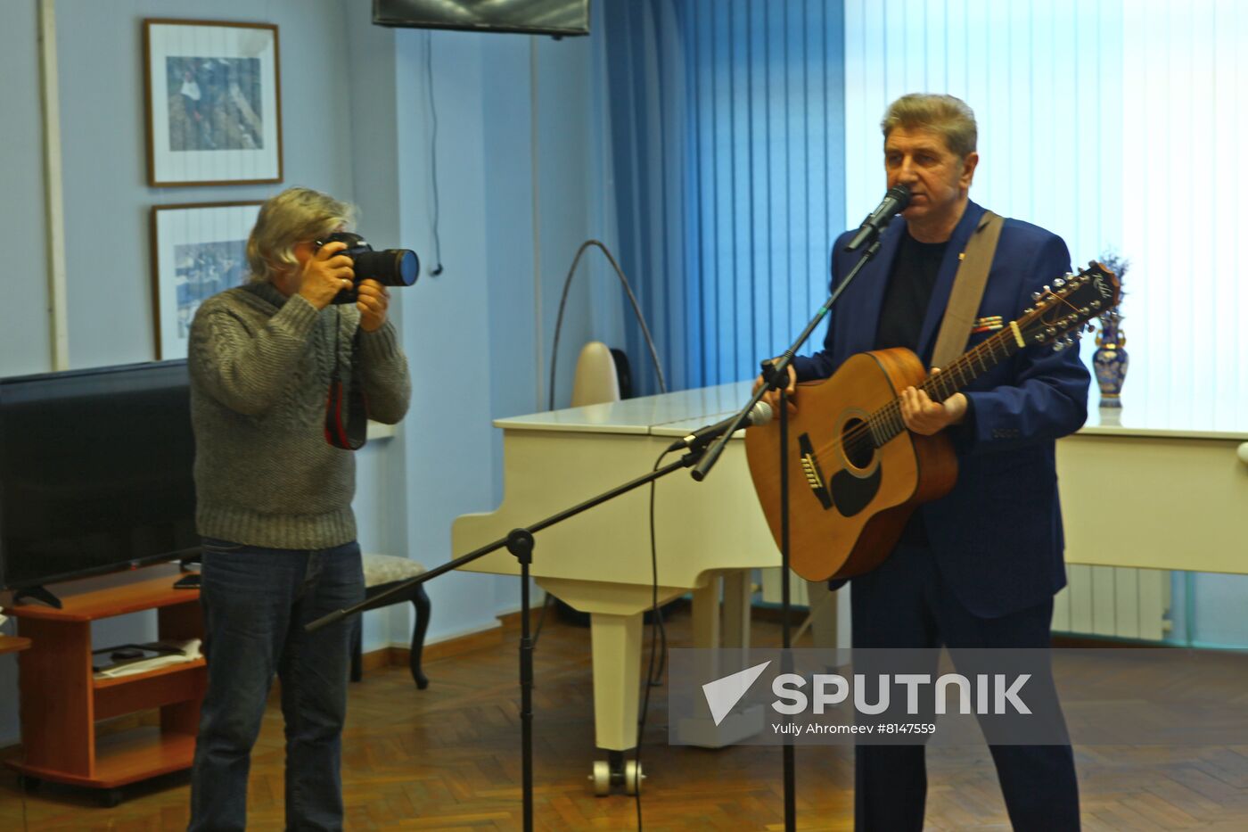 Soldiers on Duty project by photojournalist Vladimir Vyatkin