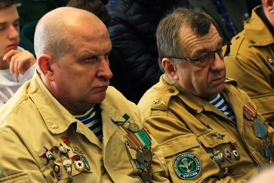 Soldiers on Duty project by photojournalist Vladimir Vyatkin