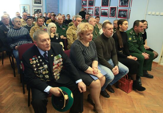 Soldiers on Duty project by photojournalist Vladimir Vyatkin
