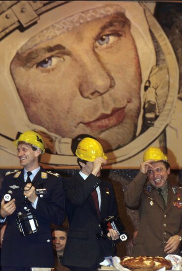 Crew of Soyuz TM-14 and Soyuz TM-13 spacecraft