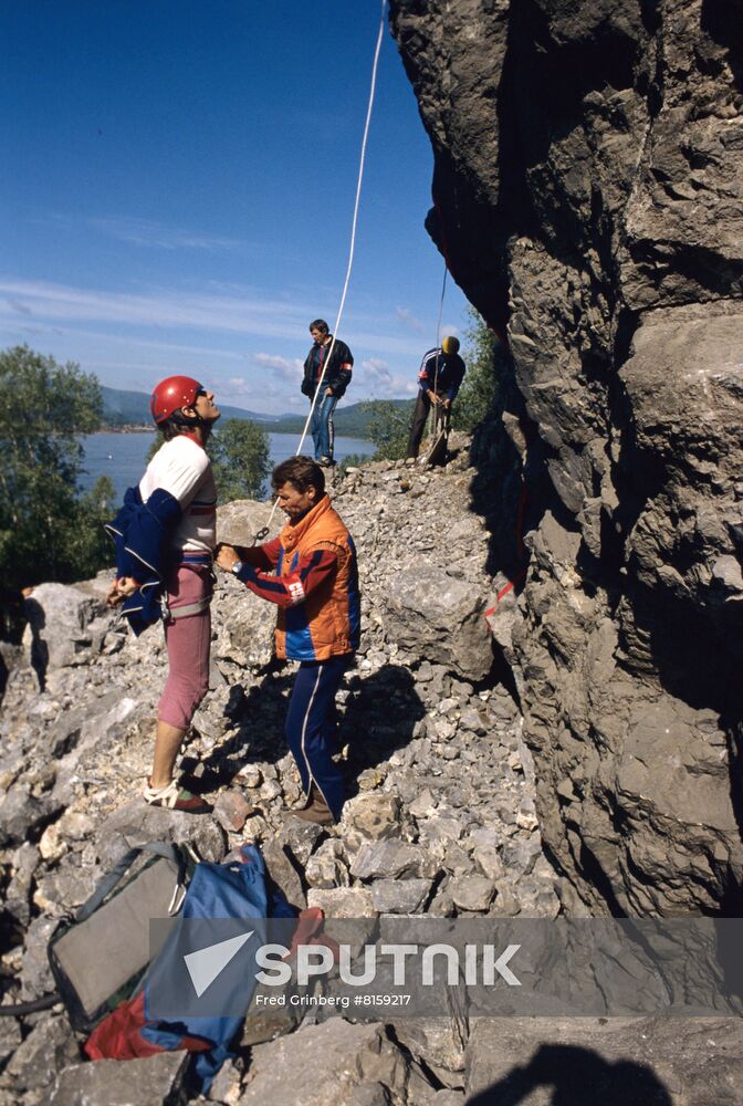 Cliff-hanging competitions at Stolby (Pillars) State Reserve in Krasnoyarsk Territory